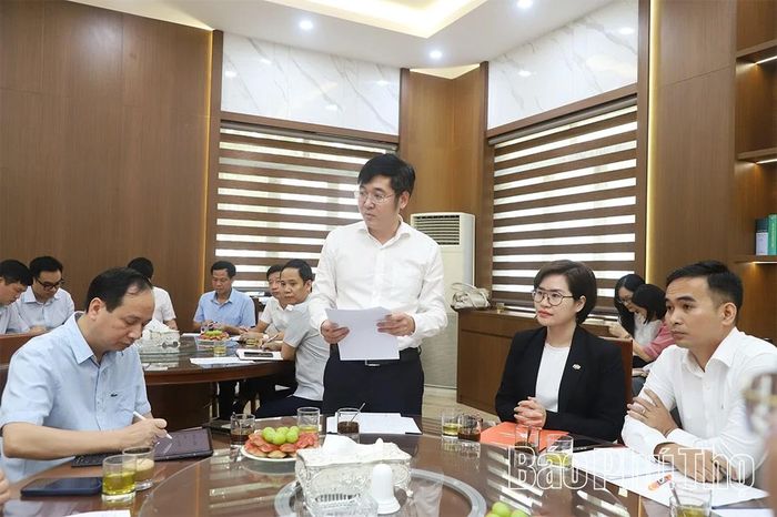 Lãnh đạo Trung tâm Phát triển quỹ đất khu vực Vĩnh Phúc báo cáo tại chương trình.