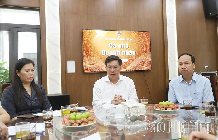 Chủ tịch UBND tỉnh Trần Duy Đông và lãnh đạo các sở, ngành chủ trì chương trình "Cà phê doanh nhân" sáng 31/7.
