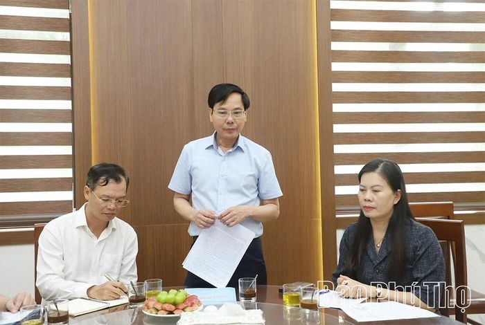 Lãnh đạo UBND phường Vĩnh Yên báo cáo tại chương trình.