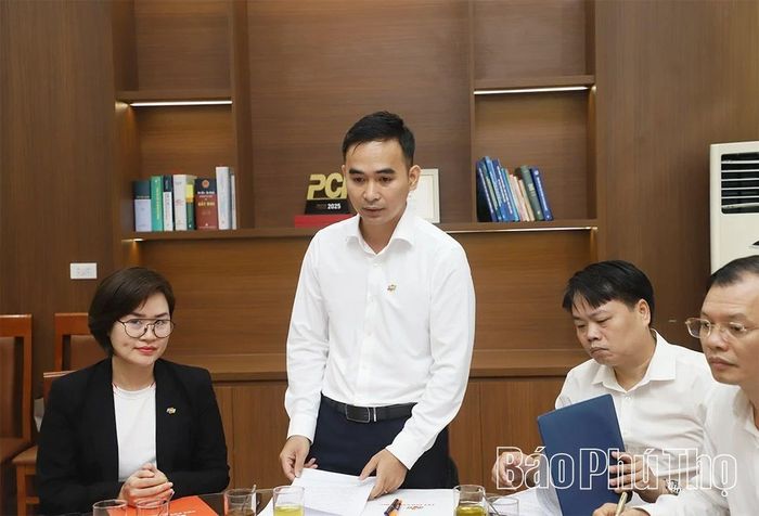 Lãnh đạo Công ty TNHH Giáo dục FPT báo cáo tại chương trình.