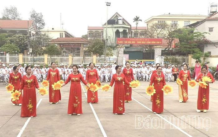 Tiết mục múa hoa của hội viên người cao tuổi xã Phùng Nguyên trong buổi giao lưu văn nghệ, tạo không khí vui tươi, gắn kết cộng đồng.