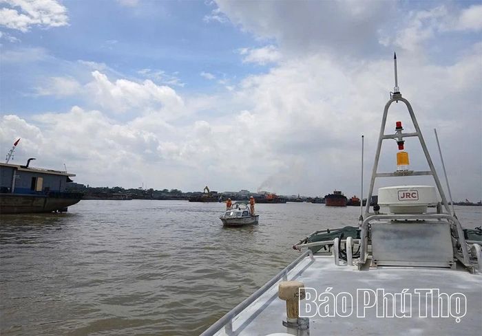 Đội Cảnh sát giao thông đường thủy số 1 triển khai lực lượng bảo vệ hiện trường, phân luồng giao thông phục vụ công tác trục vớt.