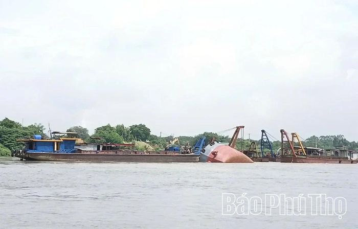 Tàu thủy nội địa mang số hiệu HY-0693 bị chìm phần cabin, chỉ còn phần mũi nổi trên mặt nước.