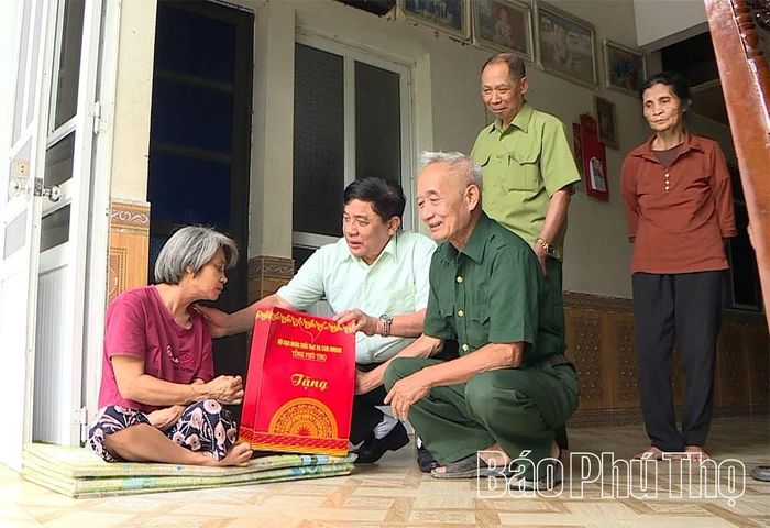Đoàn đến thăm, tặng quà cho chị Phạm Thị Hồng, ở khu 7, xã Chân Mộng.