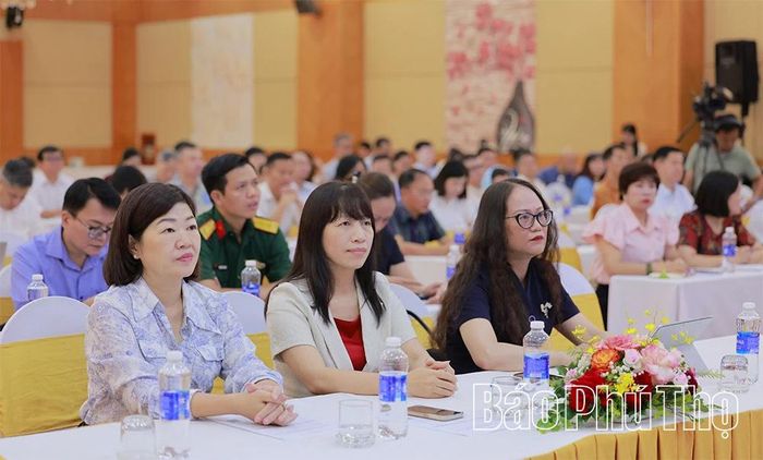 Lãnh đạo Báo và Phát thanh, truyền hình Phú Thọ, Sở Văn hóa, Thể thao và Du lịch cùng các đại biểu tham dự hội nghị.