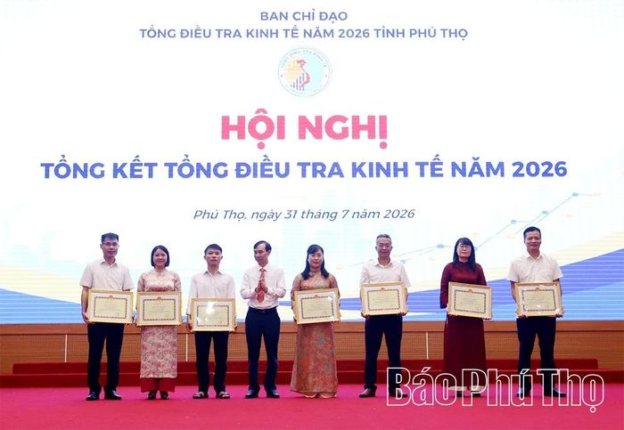 Thừa ủy quyền của Chủ tịch UBND tỉnh, đồng chí Trưởng Thống kê tỉnh, Phó trưởng Ban Thường trực Ban Chỉ đạo Tổng điều tra kinh tế năm 2026 tỉnh Trần Văn Thạch trao Bằng khen của Chủ tịch UBND tỉnh cho 7 tập thể.