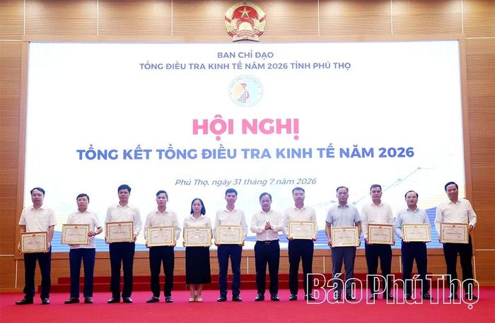 Đại diện lãnh đạo Thống kê tỉnh trao tặng Giấy khen cho các tập thể, cá nhân có thành tích xuất sắc trong thực hiện Tổng điều tra kinh tế năm 2026.