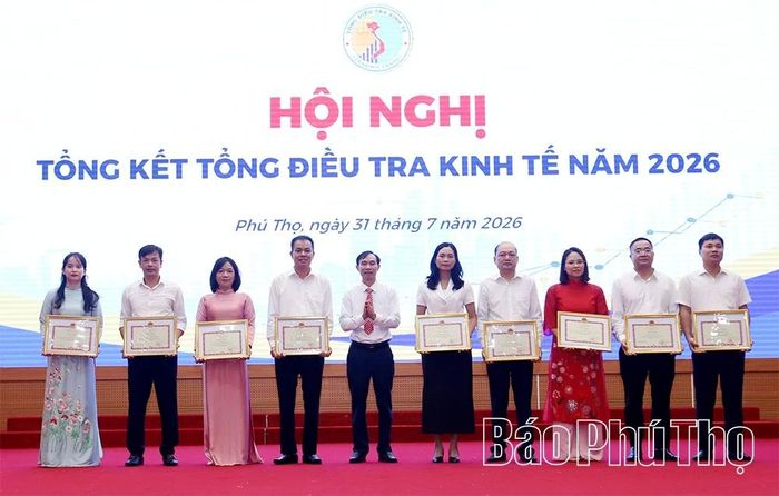 Thừa ủy quyền của Bộ trưởng Bộ Tài chính, đồng chí Trưởng Thống kê tỉnh, Phó trưởng Ban Thường trực Ban Chỉ đạo Tổng điều tra kinh tế năm 2026 tỉnh Trần Văn Thạch trao Bằng khen của Bộ trưởng Bộ Tài chính cho 2 tập thể và 7 cá nhân.