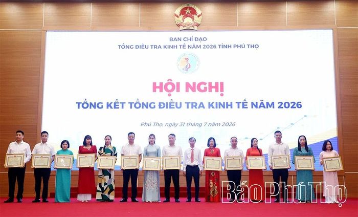Thừa ủy quyền của Chủ tịch UBND tỉnh, đồng chí Trưởng Thống kê tỉnh, Phó trưởng Ban Thường trực Ban Chỉ đạo Tổng điều tra kinh tế năm 2026 tỉnh Trần Văn Thạch trao Bằng khen của Chủ tịch UBND tỉnh cho các cá nhân.