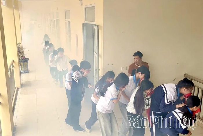 Công an phường Hòa Bình hướng dẫn giáo viên, học sinh Trường THCS Sông Đà thực hành chữa cháy và thoát nạn, góp phần trang bị kỹ năng ứng phó sự cố ngay từ cơ sở.