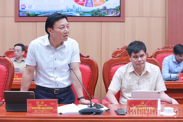 Phó Chủ tịch UBND tỉnh Nguyễn Huy Ngọc phát biểu ý kiến về lĩnh vực y tế.