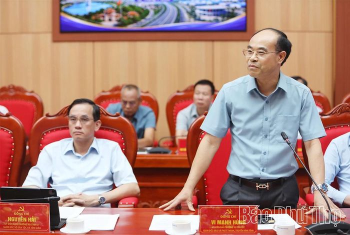 Giám đốc Báo và phát thanh, truyền hình Phú Thọ Vi Mạnh Hùng đóng góp ý kiến vào một số nội dung quan trọng.