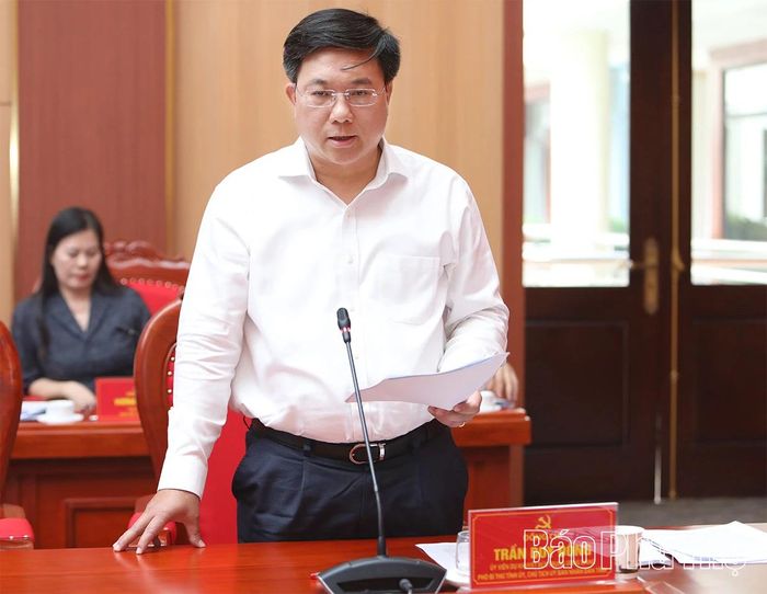 Chủ tịch UBND tỉnh Trần Duy Đông phát biểu tại hội nghị.