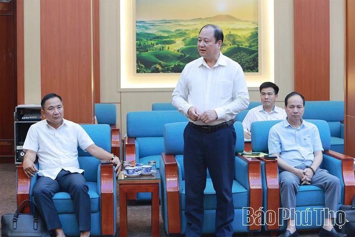 Lãnh đạo Ban Quản lý các KCN tỉnh báo cáo tiến độ triển khai dự án của nhà đầu tư.