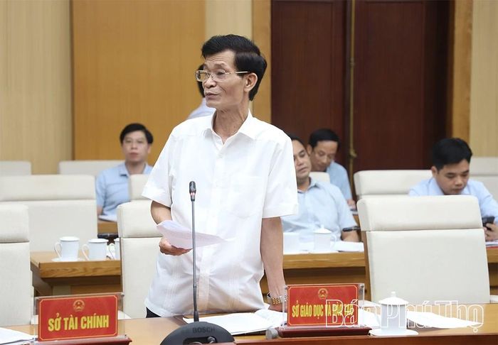 Lãnh đạo Sở Giáo dục và Đào tạo báo cáo về tình hình biên chế ngành giáo dục.