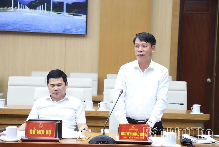 Đồng chí Phó Chủ tịch UBND tỉnh Nguyễn Khắc Hiếu phát biểu tại hội nghị.