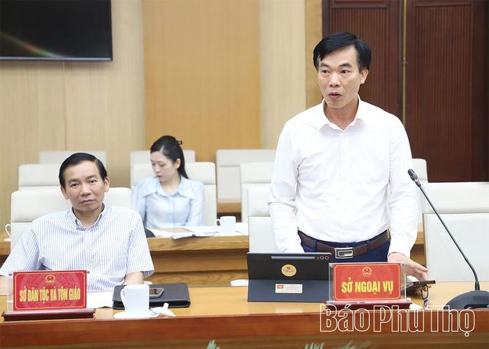 Lãnh đạo các sở, ngành phát biểu ý kiến.