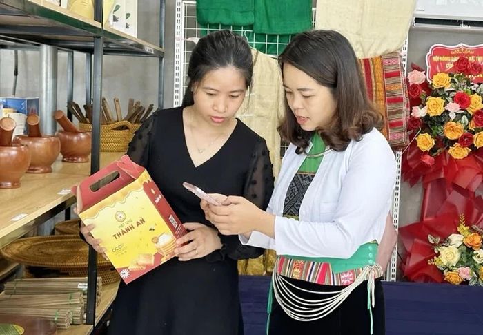Quét mã QR truy xuất nguồn gốc sản phẩm. Hướng dẫn người dân cài đặt VNeID.