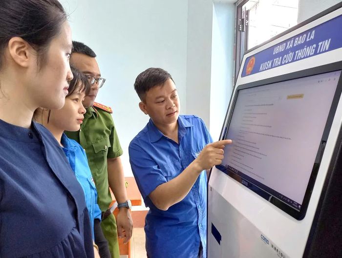 Hỗ trợ người dân thực hiện dịch vụ công trực tuyến.