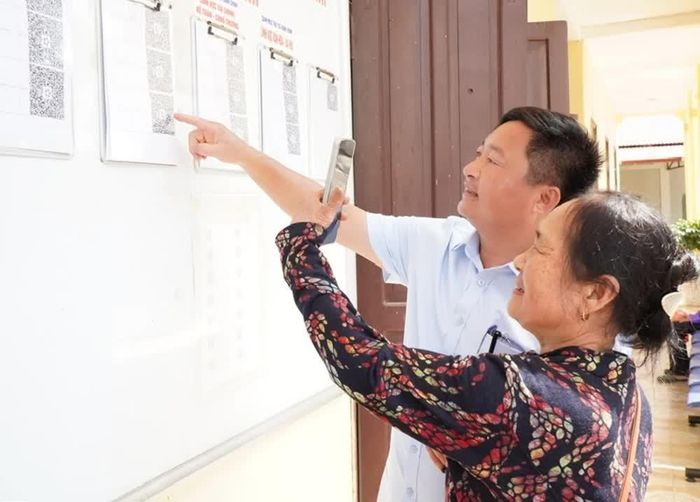 Người dân quét mã QR thủ tục hành chính.