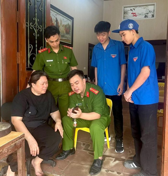 Lực lượng Công an và đoàn viên hỗ trợ người dân tích hợp giấy tờ lên VNeID.
