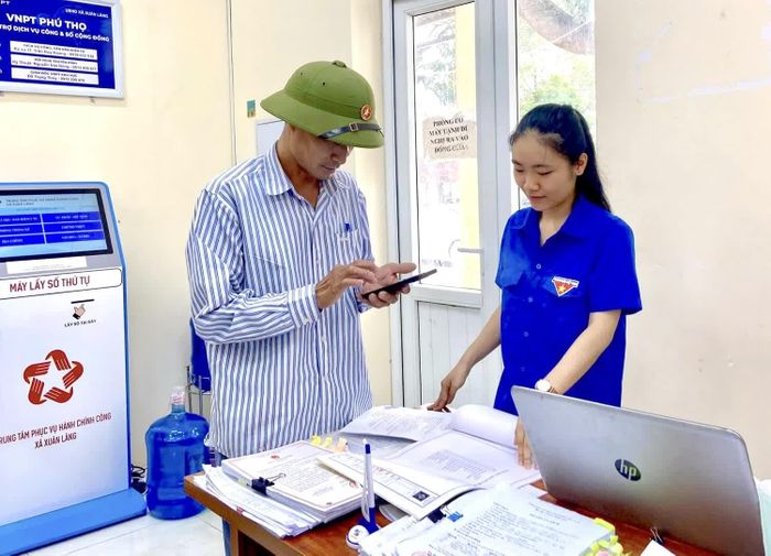Hỗ trợ người dân tại Trung tâm Phục vụ hành chính công.