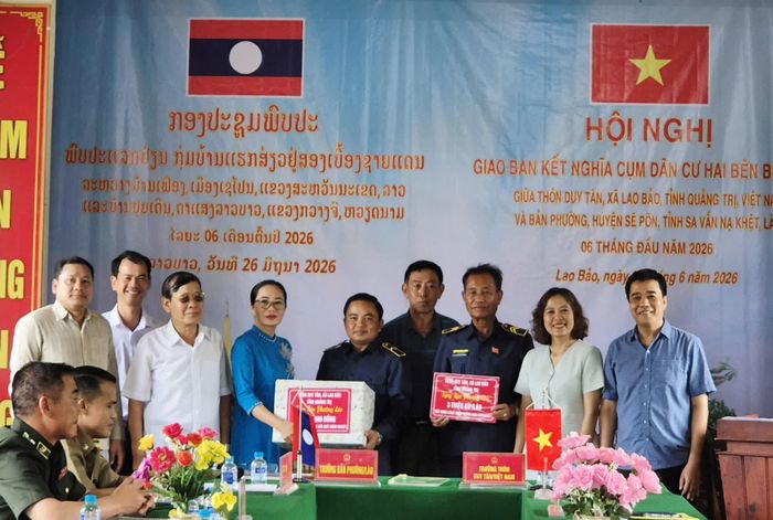 Thôn Duy Tân (nay là Triệu Phước) hỗ trợ kinh phí xây dựng đường giao thông và hạt giống sản xuất cho bản Phường (Lào) - Ảnh: K.S