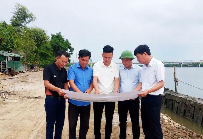 Ban Giám sát đầu tư của cộng đồng xã Nam Gianh kiểm tra thực tế dự án hạ tầng giao thông kết hợp kè chống sạt lở - Ảnh: NVCC