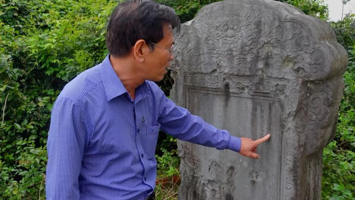 Nhà nghiên cứu sử học, thạc sĩ Lê Đức Thọ giới thiệu văn bia "Ngự chế quá Vĩnh Định hà đề" - Ảnh: T.T