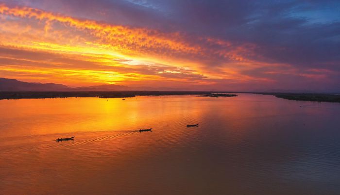 Hoàng hôn trên sông Gianh - Ảnh: H.H