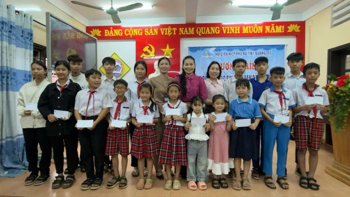 Chương trình "Mẹ đỡ đầu" do Hội LHPN tỉnh phát động hiện đã kết nối, nhận đỡ đầu cho trẻ em mồ côi có hoàn cảnh khó khăn - Ảnh: Q.N