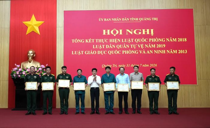Thay mặt Chủ tịch UBND tỉnh, đồng chí Lê Văn Bảo, Phó Chủ tịch UBND tỉnh trao bằng khen cho các tập thể, cá nhân được khen thưởng - Ảnh: T.Đ