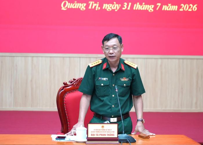 Đồng chí đại tá Phan Thắng, Chỉ huy trưởng Bộ Chỉ huy Quân sự tỉnh phát biểu tại hội nghị - Ảnh: T.Đ