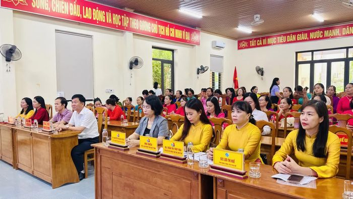 Các đại biểu tham dự buổi lễ - Ảnh: B.N
