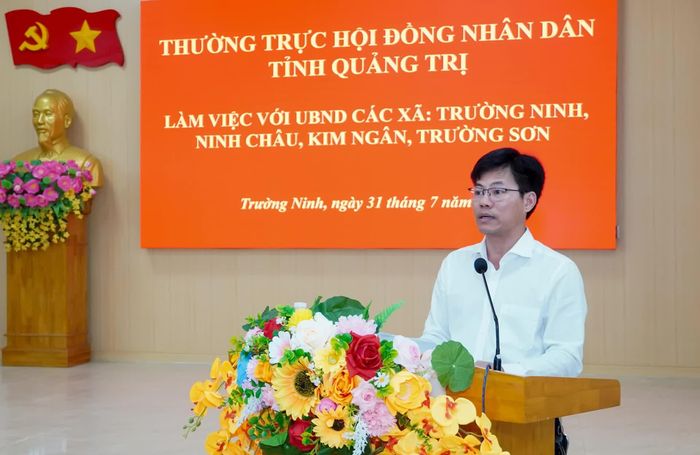 Đại diện lãnh đạo UBND xã Trường Ninh trình bày báo cáo tại buổi làm việc - Ảnh: N.H