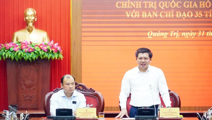 Đồng chí Trần Vũ Khiêm, Phó Bí thư Thường trực Tỉnh ủy, Trưởng đoàn đại biểu Quốc hội tỉnh, Trưởng ban Chỉ đạo 35 Tỉnh ủy phát biểu tại buổi làm việc - Ảnh: N.M