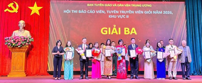 Đồng chí Nguyễn Thị Chính (thứ 2 từ trái sang) đoạt giải Ba tại hội thi Báo cáo viên, tuyên truyền viên giỏi năm 2026 (khu vực II) - Ảnh: V.P