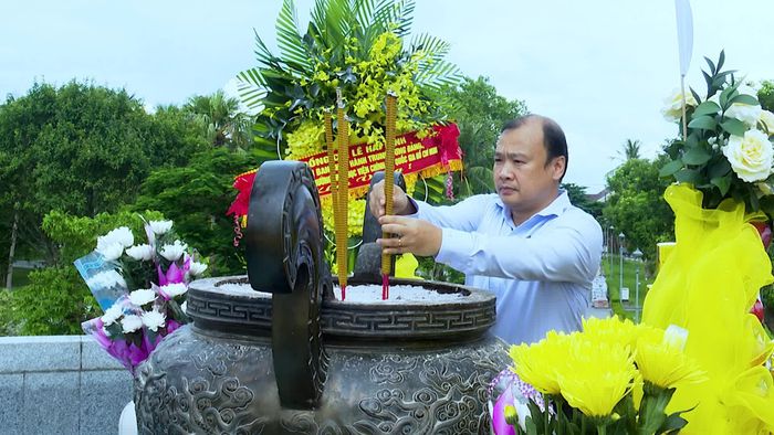Đồng chí Lê Hải Bình, Phó Giám đốc Thường trực, Phó trưởng Ban Thường trực Ban Chỉ đạo 35 Học viện Chính trị Quốc gia Hồ Chí Minh dâng hương tại Di tích quốc gia đặc biệt Thành Cổ Quảng Trị - Ảnh: Quang Ngọc