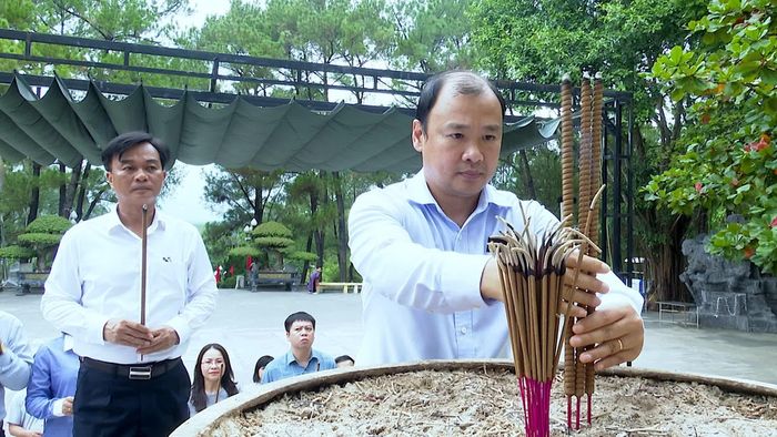 Đồng chí Lê Hải Bình, Phó Giám đốc Thường trực, Phó trưởng Ban Thường trực Ban Chỉ đạo 35 Học viện Chính trị Quốc gia Hồ Chí Minh dâng hoa, dâng hương tại Nghĩa trang liệt sĩ quốc gia Trường Sơn - Ảnh: Quang Ngọc