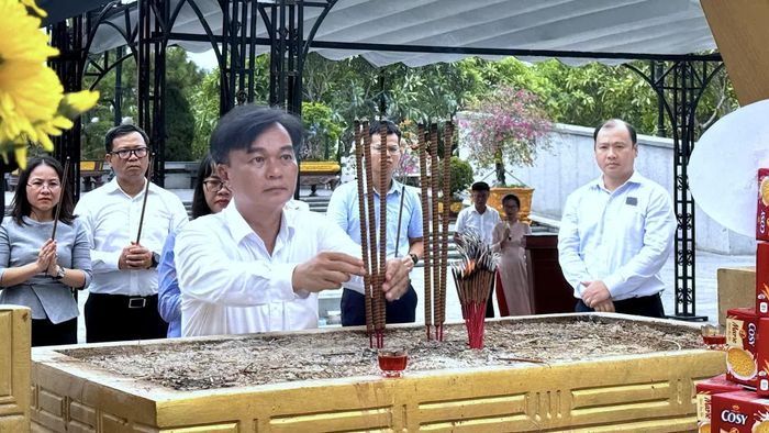 Đồng chí Nguyễn Chiến Thắng, Phó Bí thư Tỉnh ủy, Chủ tịch Ủy ban MTTQ Việt Nam tỉnh dâng hương tại Nghĩa trang liệt sĩ quốc gia Đường 9 - Ảnh: Quang Ngọc