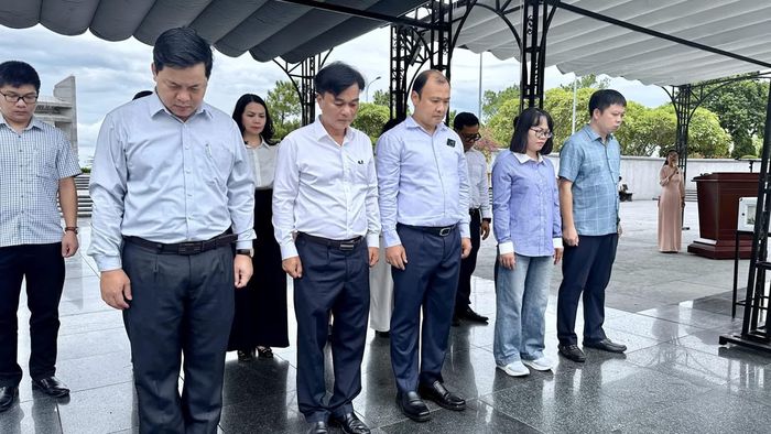 Các đại biểu mặc niệm tri ân các anh hùng liệt sĩ tại Nghĩa trang liệt sĩ quốc gia Đường 9 - Ảnh: Quang Ngọc