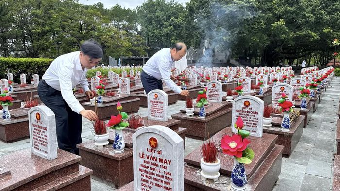 Đồng chí Lê Hải Bình, Phó Giám đốc Thường trực, Phó trưởng Ban Thường trực Ban Chỉ đạo 35 Học viện Chính trị Quốc gia Hồ Chí Minh và đồng chí Nguyễn Chiến Thắng, Chủ tịch Ủy ban MTTQ Việt Nam thắp hương lên các phần mộ liệt sĩ - Ảnh: Quang Ngọc