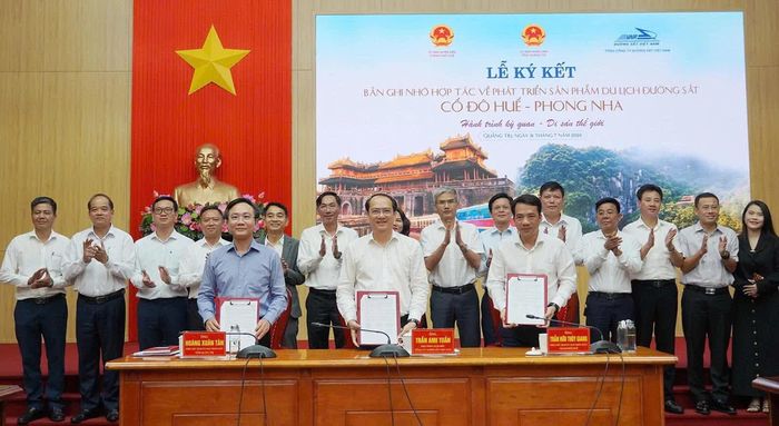 Ký kết biên bản ghi nhớ hợp tác giữa UBND tỉnh Quảng Trị với Tổng Công ty Đường sắt Việt Nam và UBND TP. Huế - N.L
