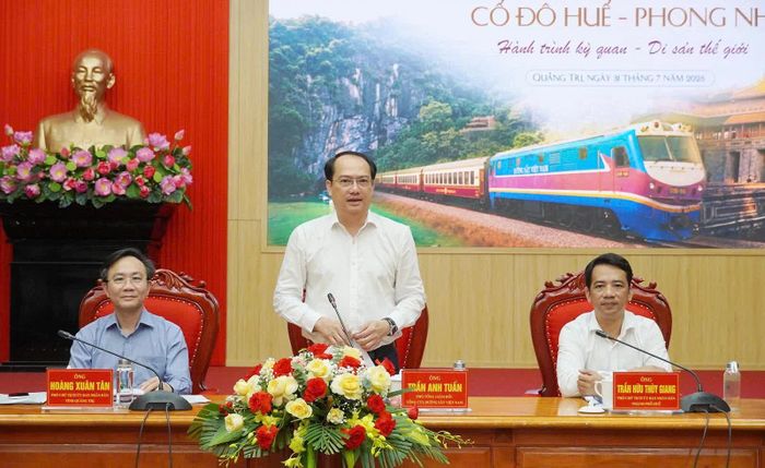 Ông Trần Anh Tuấn, Phó Tổng giám đốc Tổng Công ty Đường sắt Việt Nam phát biểu tại hội thảo - Ảnh: N.L