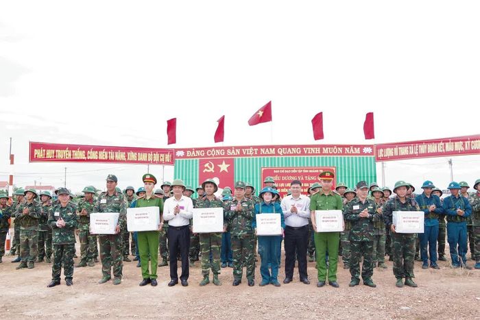 Ban Chỉ đạo diễn tập tỉnh biểu dương, tặng quà các lực lượng tham gia thực binh và đánh giá cuộc diễn tập chiến đấu phòng thủ xã Lệ Thủy năm 2026 - Ảnh: X.D