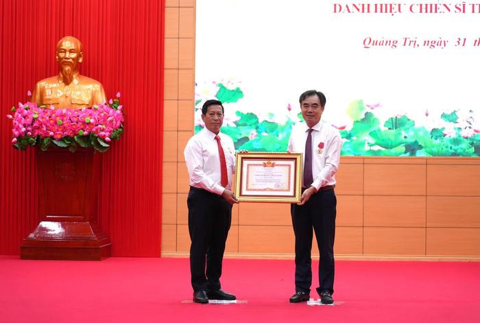 Thừa ủy quyền của Thủ tướng Chính phủ, đồng chí Nguyễn Lương Bình, Trưởng ban Tổ chức Tỉnh ủy trao danh hiệu Chiến sĩ thi đua toàn quốc cho lãnh đạo Ban Quản lý Vườn Quốc gia Phong Nha-Kẻ Bàng - Ảnh: T.Đ
