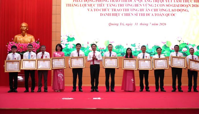 Thừa ủy quyền của Chủ tịch nước, đồng chí Hoàng Nam, Phó Chủ tịch Thường trực UBND tỉnh trao Huân chương Lao động hạng Ba cho các cá nhân - Ảnh: T.Đ