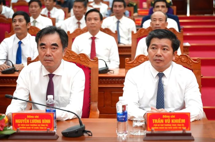 Đồng chí Trần Vũ Khiêm, Phó Bí thư Thường trực Tỉnh ủy và đồng chí Nguyễn Lương Bình, Trưởng ban Tổ chức Tỉnh ủy tham dự hội nghị - Ảnh: T.Đ
