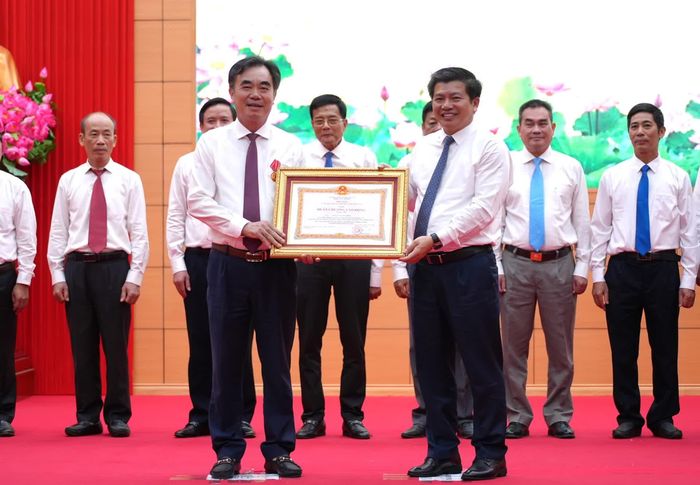 Thừa ủy quyền của Chủ tịch nước, đồng chí Trần Vũ Khiêm, Phó Bí thư Thường trực Tỉnh ủy, Trưởng đoàn đại biểu Quốc hội tỉnh trao Huân chương Lao động hạng Nhì cho đồng chí Nguyễn Lương Bình, Trưởng ban Tổ chức Tỉnh ủy - Ảnh: T.Đ