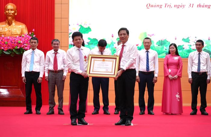 Thừa ủy quyền của Chủ tịch nước, đồng chí Hoàng Nam, Phó Chủ tịch Thường trực UBND tỉnh trao Huân chương Lao động hạng Ba cho đồng chí Lê Văn Bảo, Phó Chủ tịch UBND tỉnh - Ảnh: T.Đ